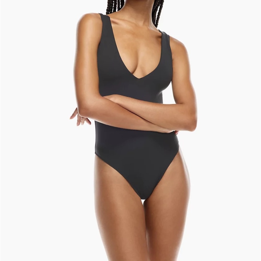 Aritzia contour vneck bodysuit